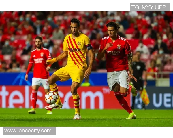 足总杯惊天逆转本菲卡2-1战胜巴萨全场沸腾